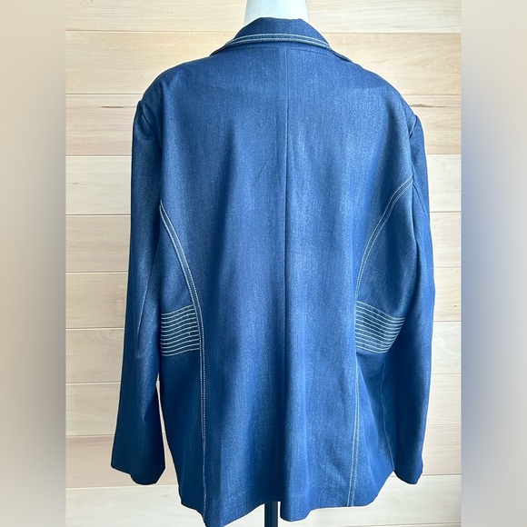 TanJay, Size 16P, dark blue blazer, with white stitching, two buttons, 2 pockets - Picture 9 of 13